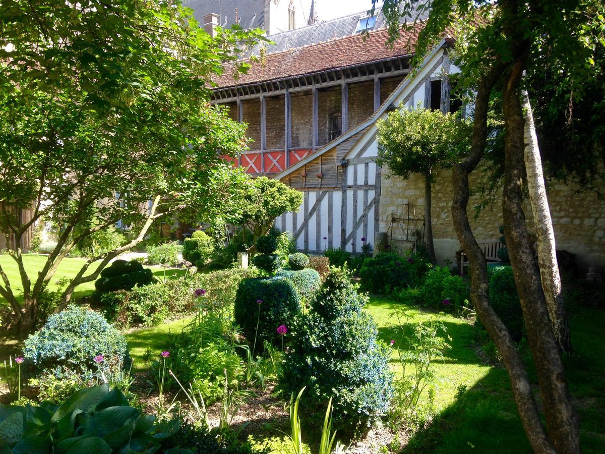 Le Jardin De La Cathedrale Bed & Breakfast Троа Екстериор снимка